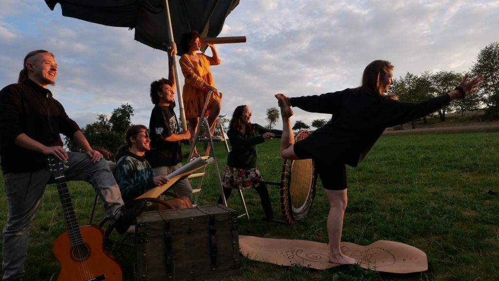 Wandelcrew Gruppenbild - Gruppe junger Menschen im Abendlicht