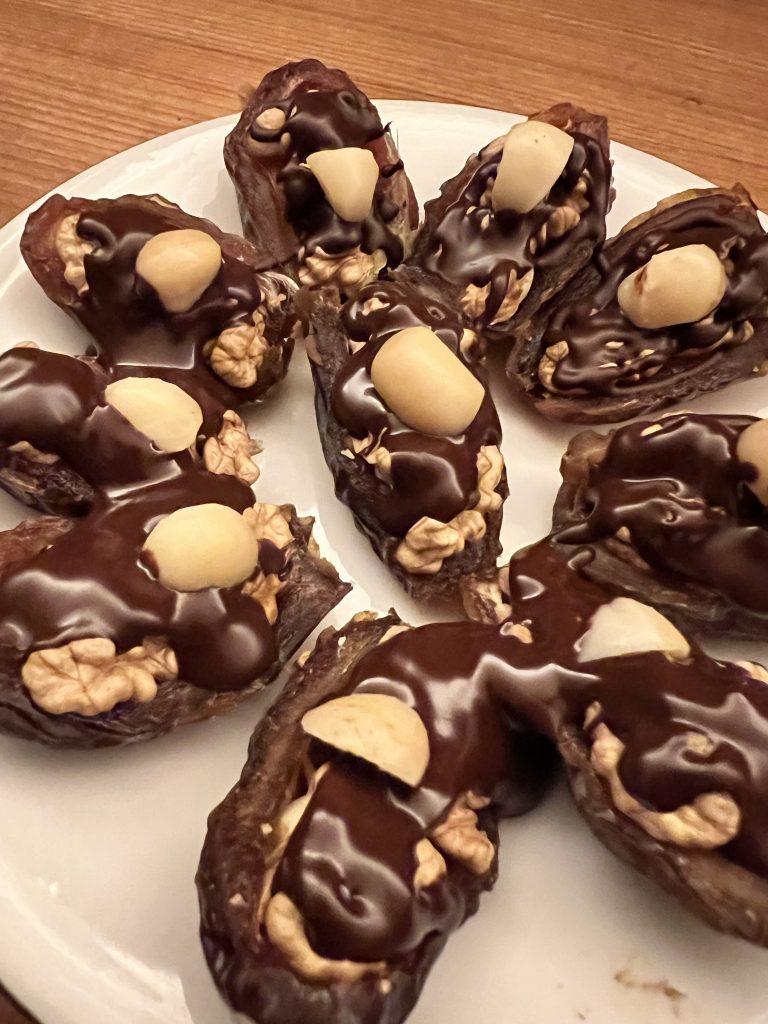 Datteln mit N&uuml;ssen und Schokolade