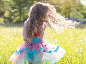 Kind tanzt in Natur